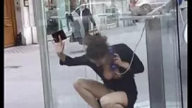 Una bionda procace g ...