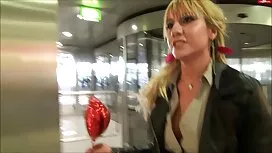 Una bionda in un abi ...