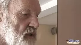 Inizia uno spogliare ...