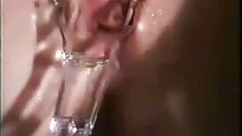 Un uomo adulto che s ...