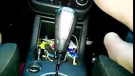 Due uomini avvitando ...