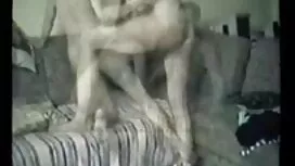 Tizio lecca i piedi  ...