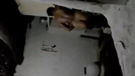 La ragazza era sedut ...