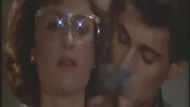 Un giovane giovani s ...